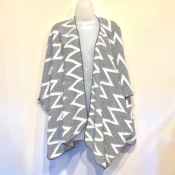 painted threads Tops - Painted Threads | Chevron Boho Black White Kimono